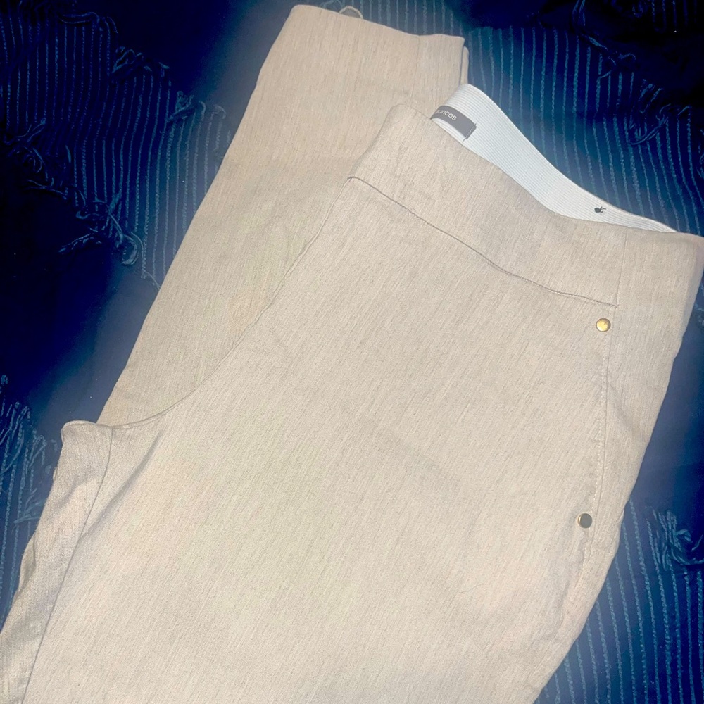 Like new! Stretchy khaki Capri khaki pants, sz large
